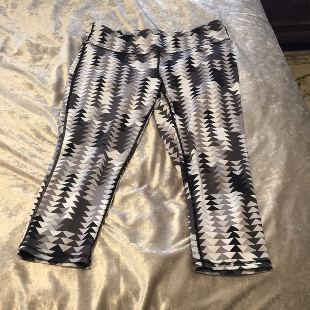 Black/white/gray GapFit leggings